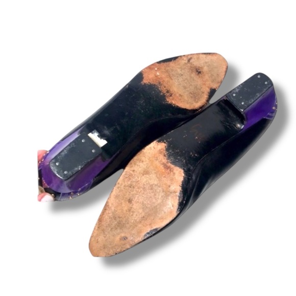 MARGARET JERROLD Vintage black pumps with Red Green Gold Accents & Gold Studs 9 - Picture 5 of 8